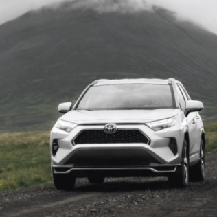 Driving Iceland’s F-Roads: Why You Need a 4×4 Rental