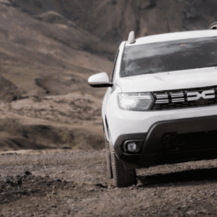 Ring Road vs Highlands: When a 4×4 Rental Makes Sense